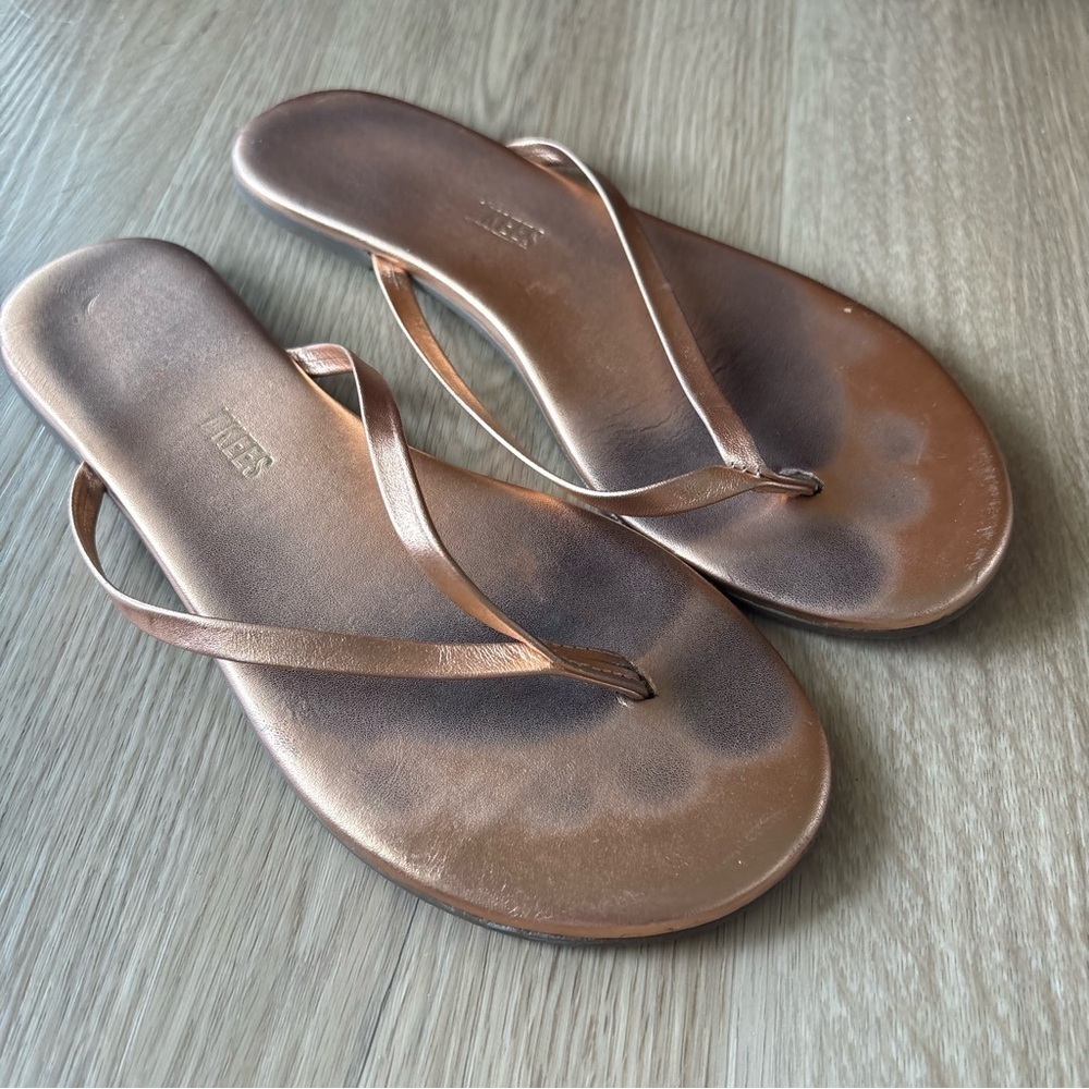 ** TKEES size 7 Rose Gold Flip Flops